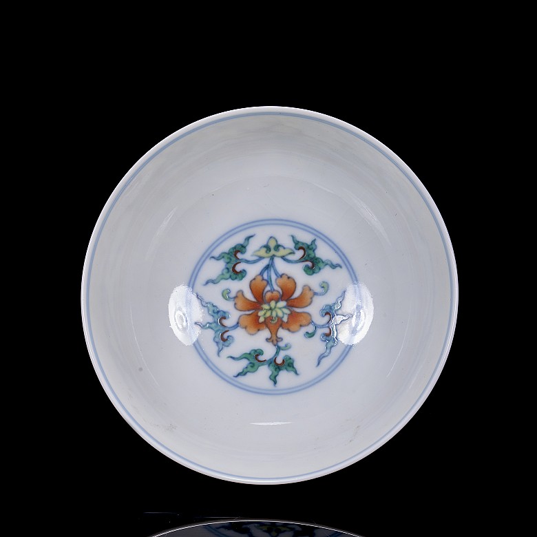 Porcelain bowl with Doucai glaze ‘Flowers’, with Daoguang seal