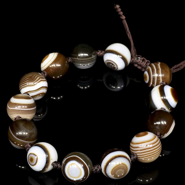 Bracelet with thirteen agate beads, 20th century