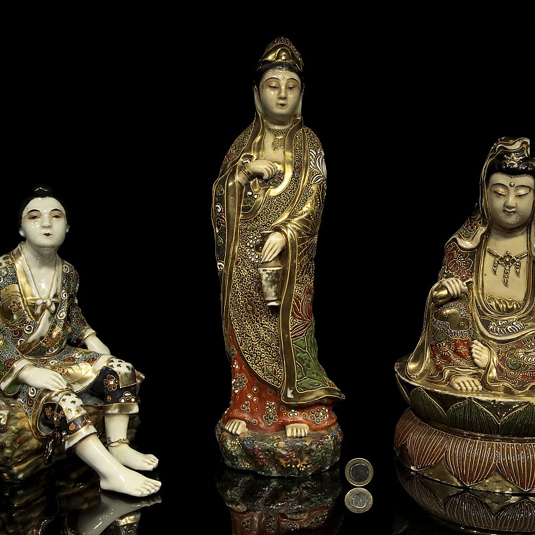 Tres figuras de porcelana Satsuma, Japón,  S.XIX - XX