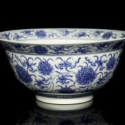 Porcelain bowl ‘Peonies’, with Ming seal