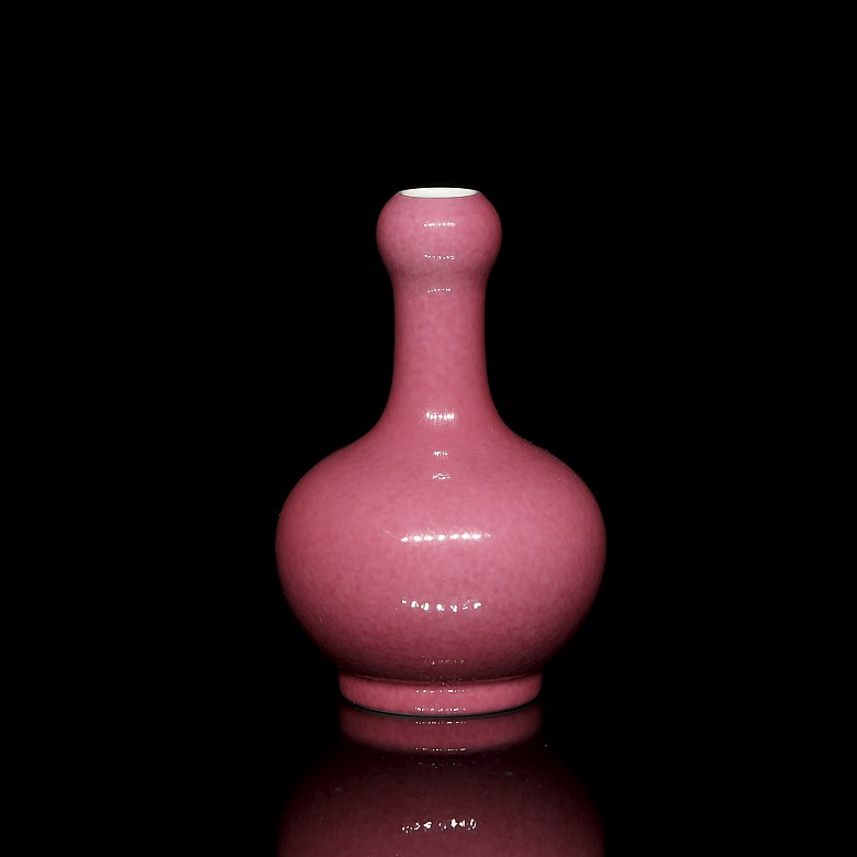 Pequeño jarrón de porcelana con esmalte rosa, con sello Yongzheng