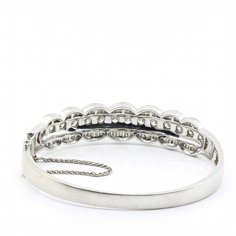 18k white gold bangle with 4.52ct diamonds