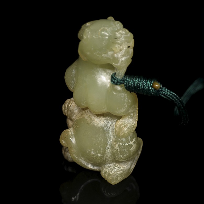 Carved jade 'bear' pendant, Eastern Han dynasty