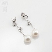 Earrings in 18k white gold with white pearls and diamonds.