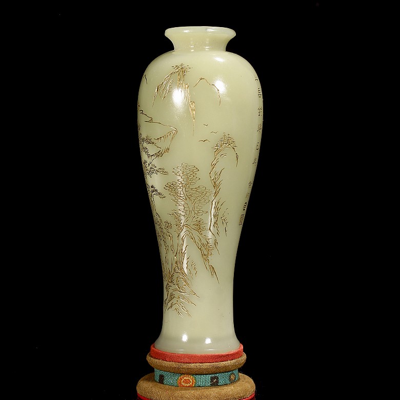 Small Hetian jade vase, Qing dynasty