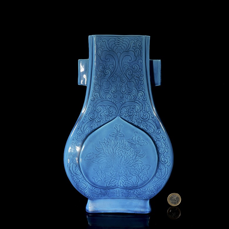 Blue glazed porcelain ‘Hu’ vase