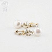 Pearl earrings in 18k yellow gold and diamonds.