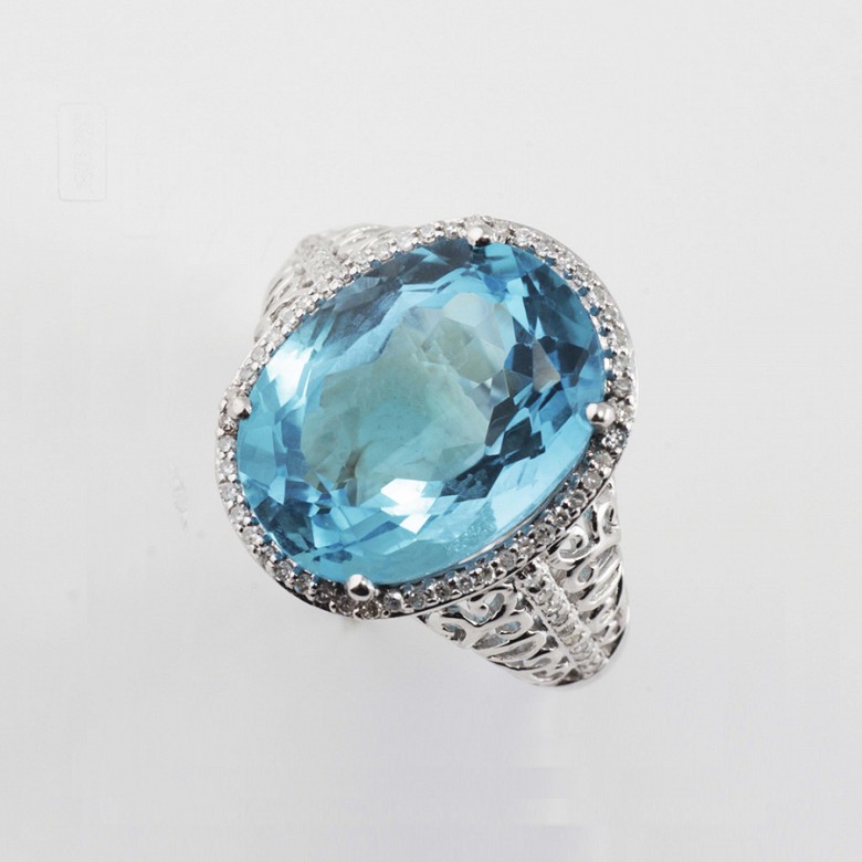 18k white gold ring with topaz and diamonds.