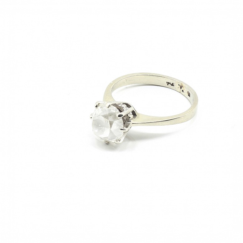 Solitaire in 18k white gold, with an old-cut diamond.