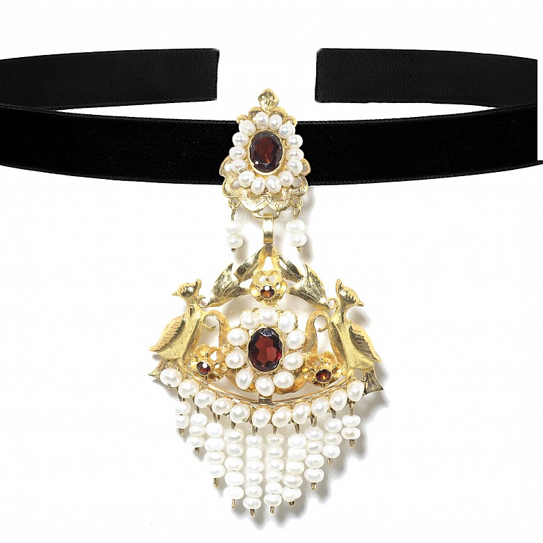 Pendant in 18 k yellow gold, rubies and pearls