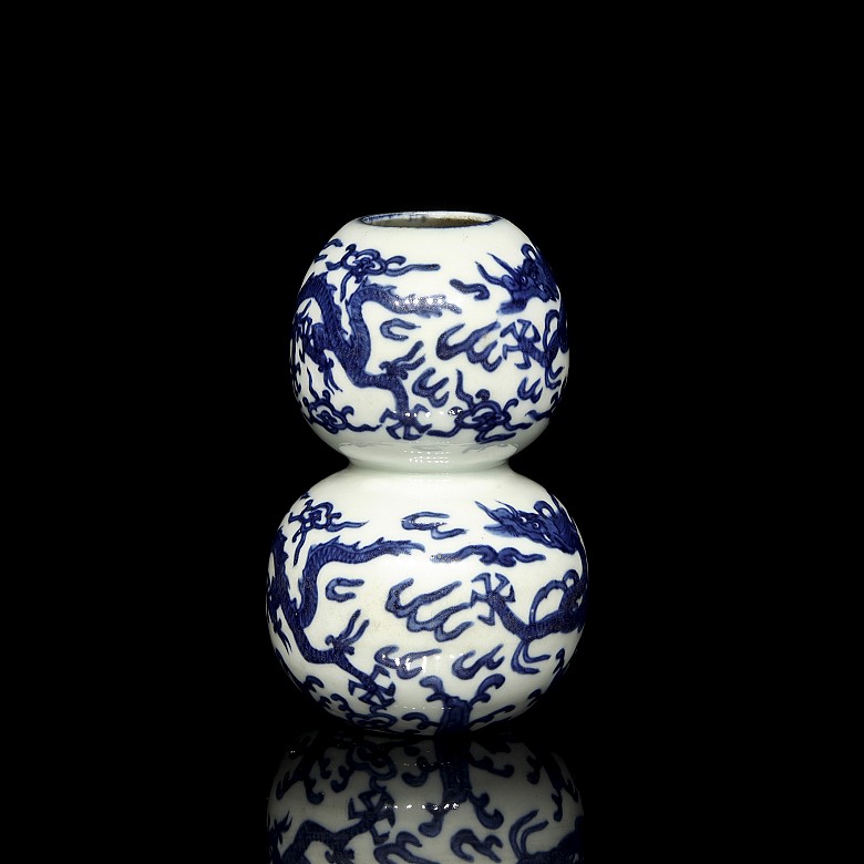 Hulu Porcelain Vase ‘Dragons’, with Ming stamp