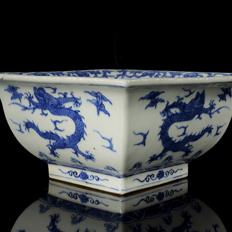 Blue-and-white porcelain pot ‘Dragons’, with Ming Dynasty seal, Jiajing