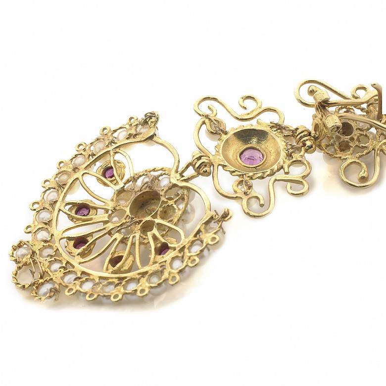 Pendant in 18 k yellow gold, rubies and pearls