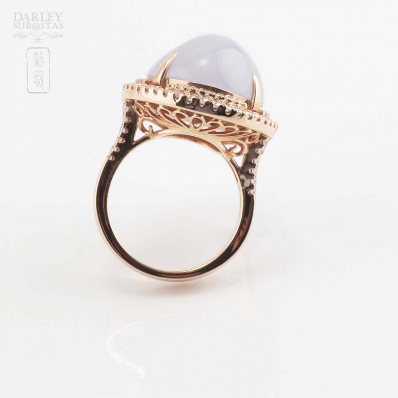 Gold ring in 18k rose gold, diamonds and lilac jadeite.