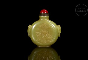 Yellow jade snuff bottle ‘Scene and poem’, Qing dynasty