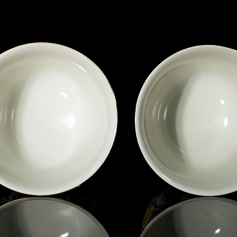 Pair of porcelain cups with yellow background, with Guangxu seal