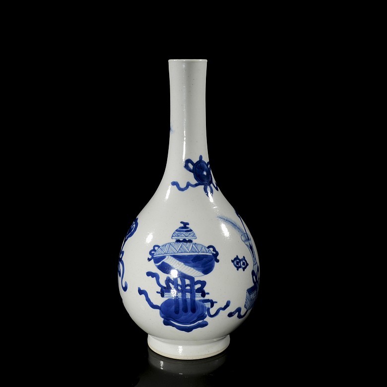 Blue-and-white glazed porcelain ‘Bogu Hua’ Dan Ping vase, Qing dynasty