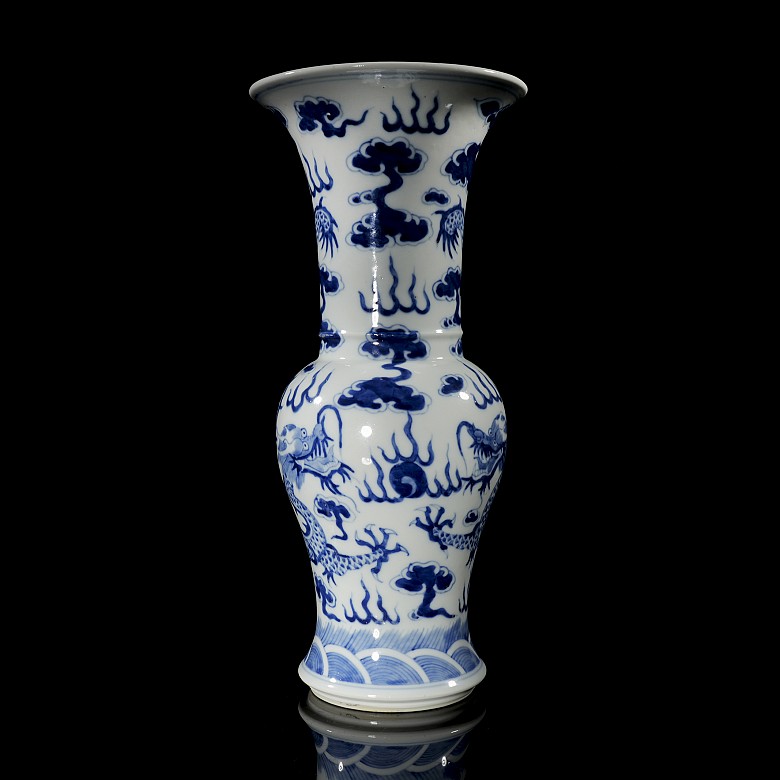 Blue and white glazed porcelain Zun Vase ‘Dragons’, with Kangxi mark