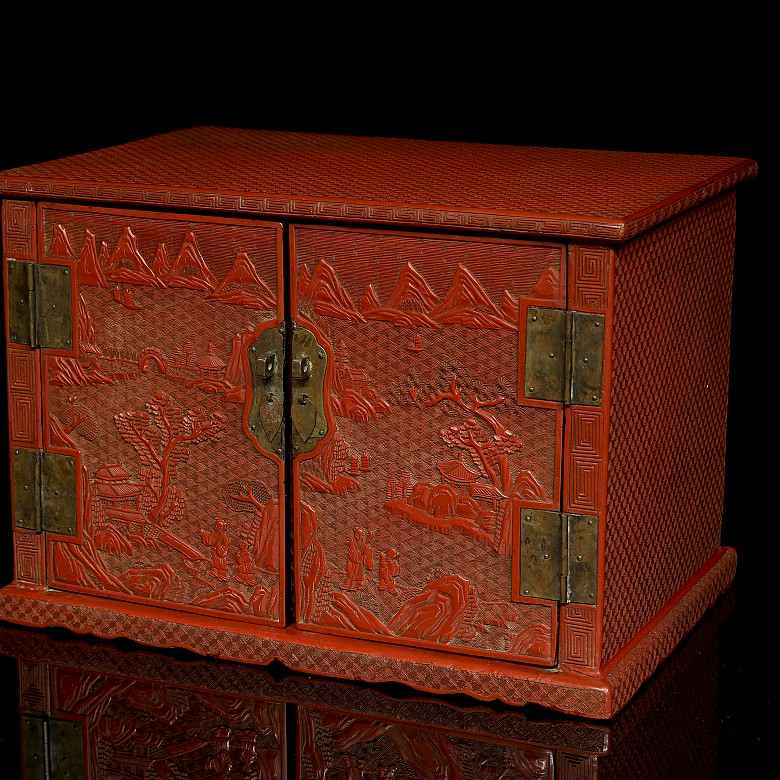 Lacquered wooden jewellery box, 20th century