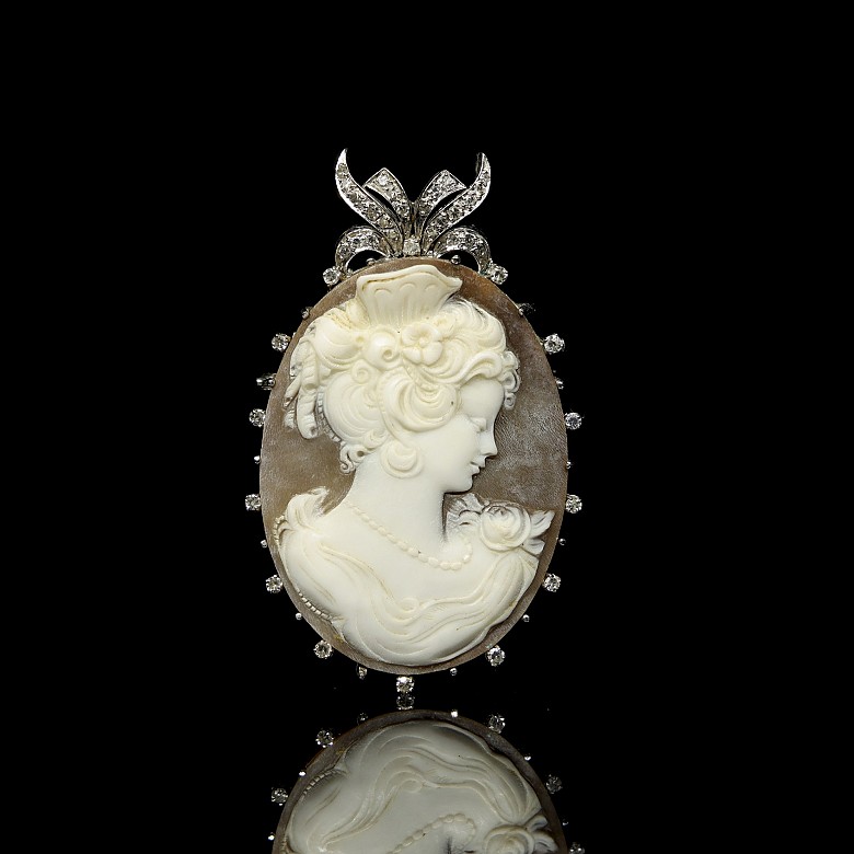 Cameo brooch mounted in white gold