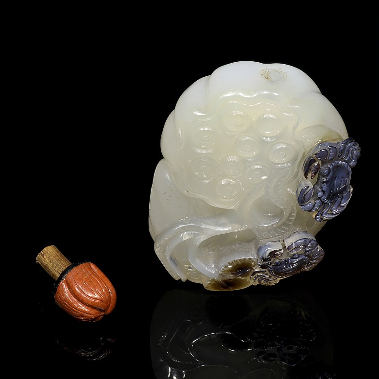 Agate snuff bottle 