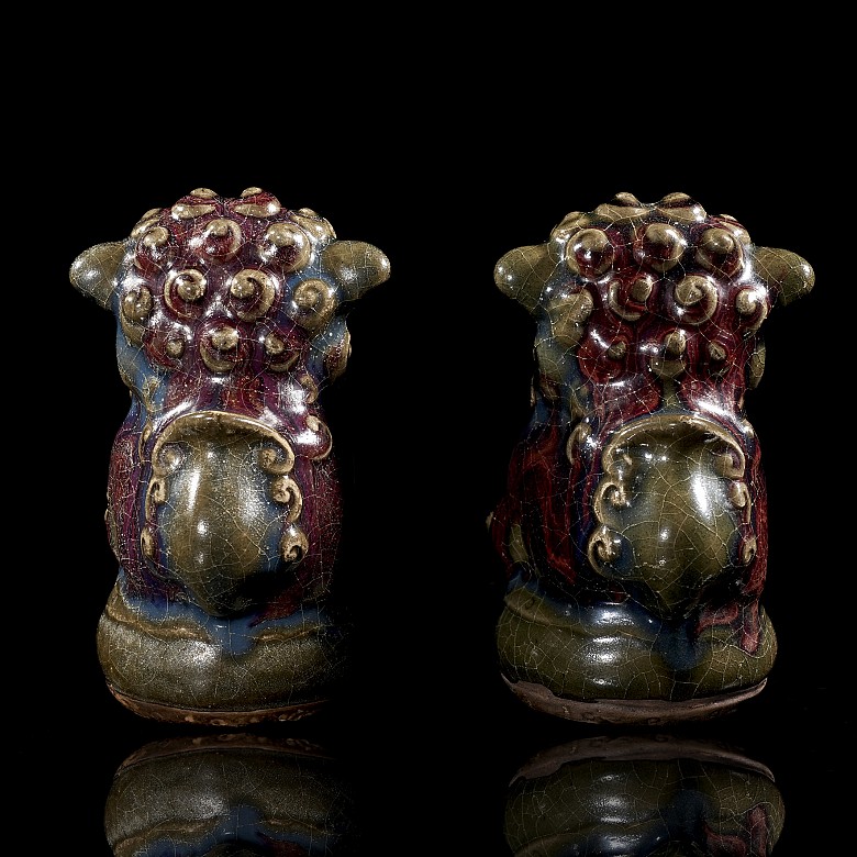 Pair of ceramic ‘Lions’ figures, Qing Dynasty