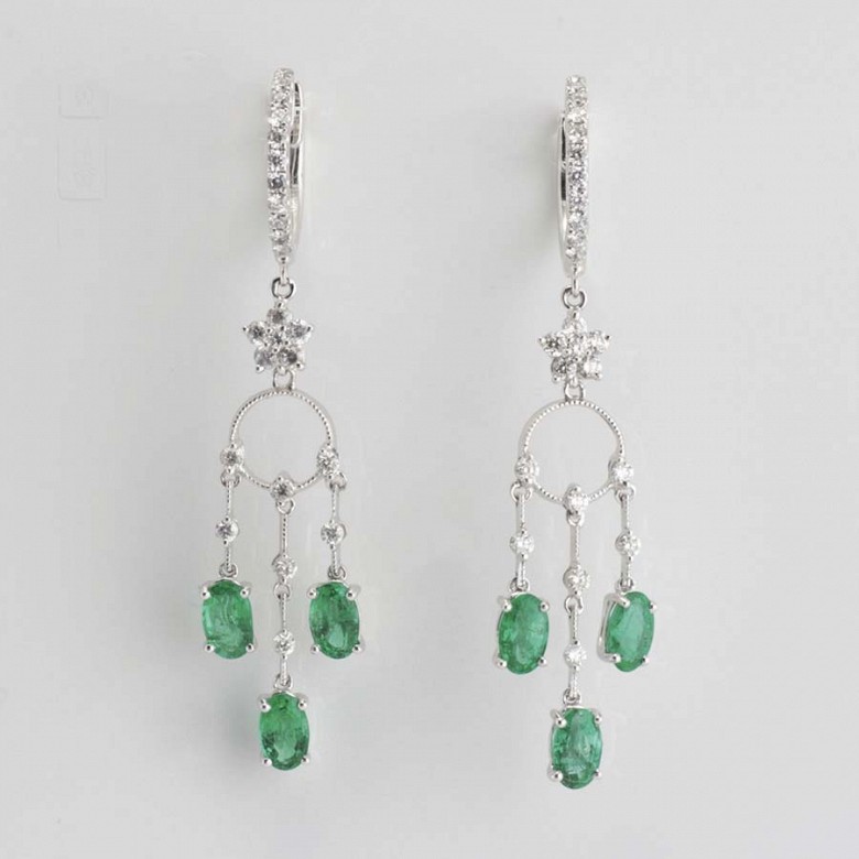 Earrings in 18k white gold, emeralds and diamonds