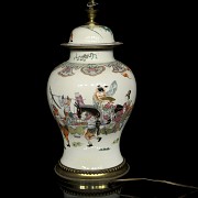 Porcelain tibor with lamp, Qing dynasty