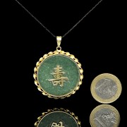 Pendant with green stone and a Chinese character - 3