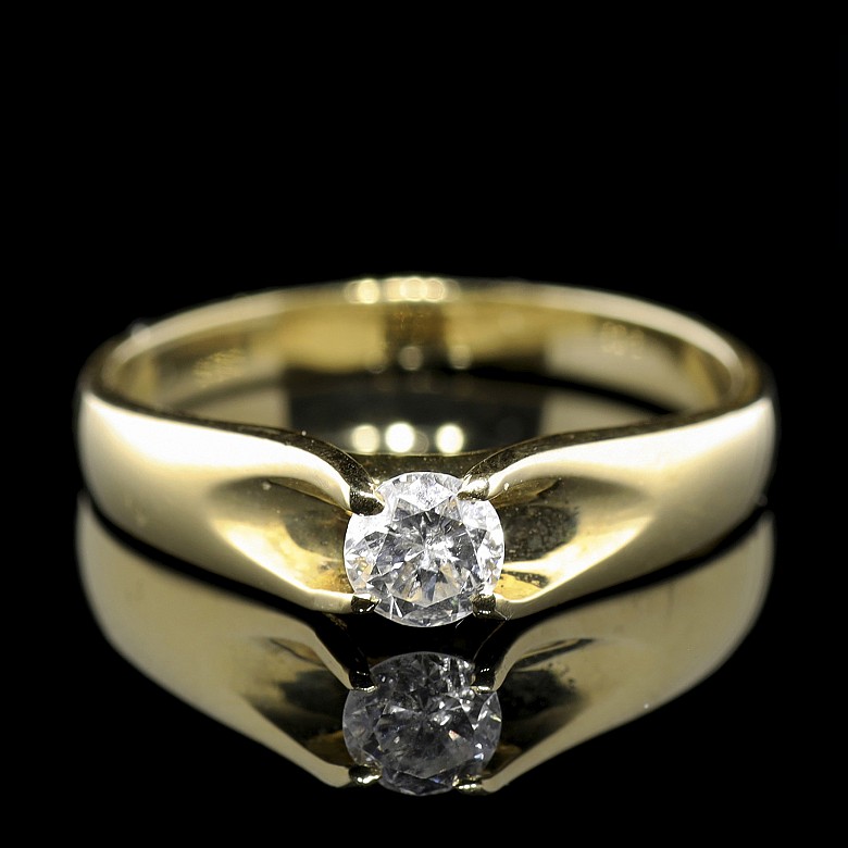 Anillo de oro amarillo de 18 k con un diamante central 0,30 ct.