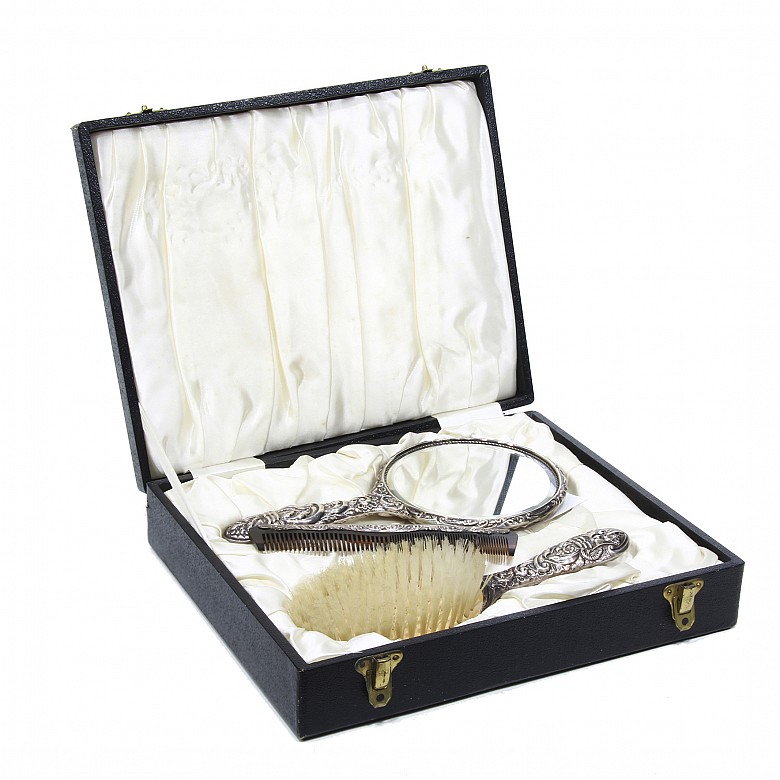 Dresser set, Victorian style, English silver, 20th century