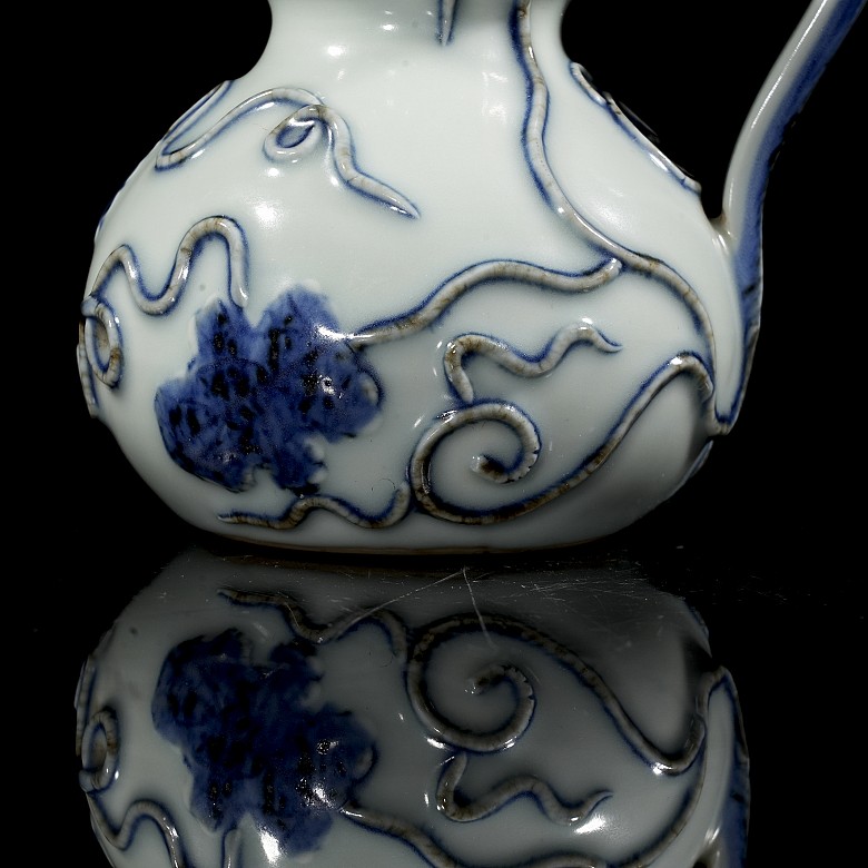 Blue-and-white porcelain ‘Hulu’ teapot, Ming dynasty