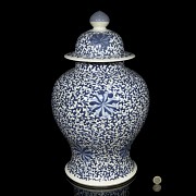 Blue and white Chinese Tibor, Jingdezhen, Qing dynasty