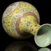 Jarrón de porcelana con fondo amarillo, con marca Qianlong