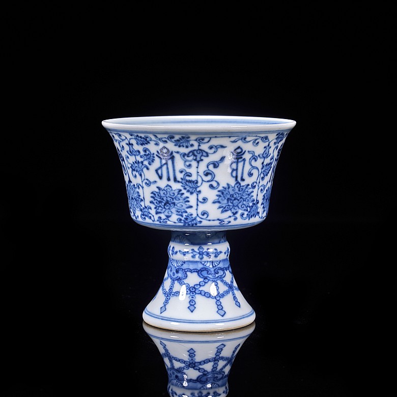 Copa de porcelana esmaltada azul y blanco, dinastía Qing