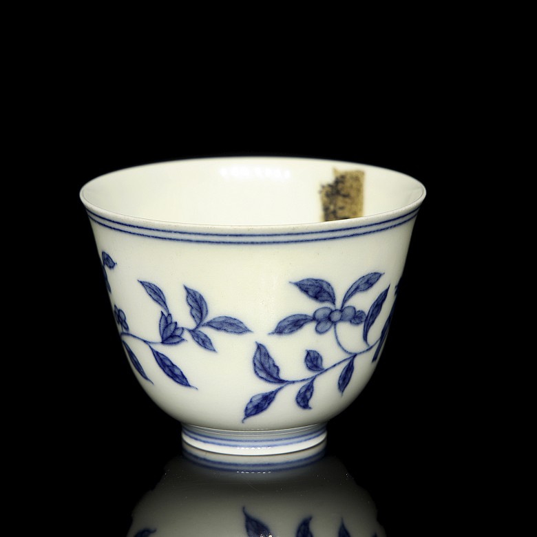 Pequeña taza de porcelana azul y blanco 