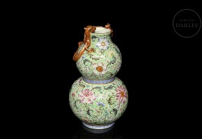 'Hulu' vase in pink family porcelain, with Qianlong seal