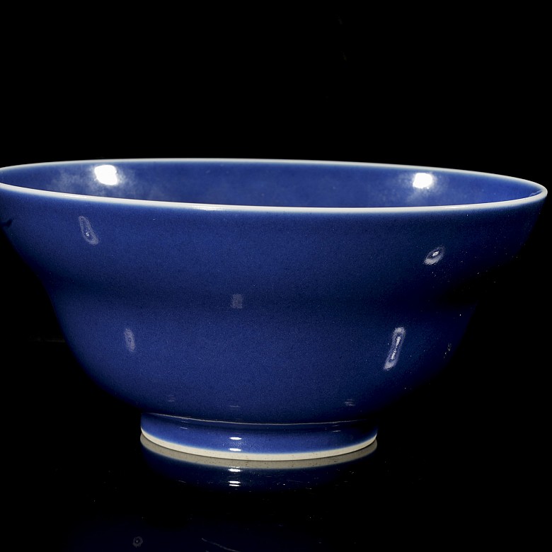 Cobalt-blue glazed porcelain bowl, Qing dynasty