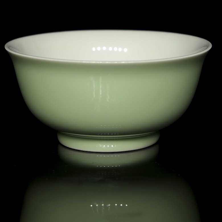 Small glazed porcelain bowl, with Kangxi seal - 3