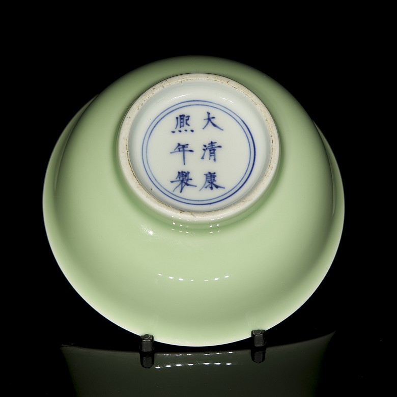 Pequeño cuenco de porcelana vidriada, con sello Kangxi