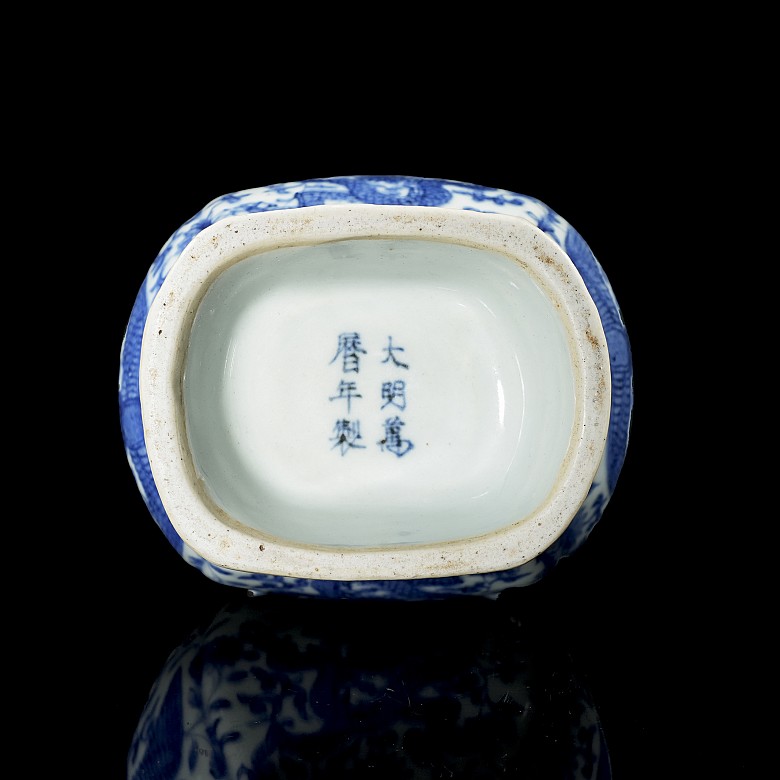 Blue and white porcelain vase ‘Phoenix and dragon’, with Ming seal