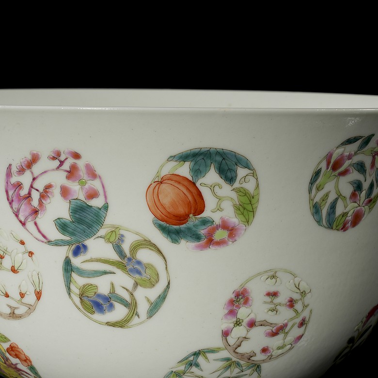 Polychrome porcelain bowl ‘Scenes’, Qing dynasty