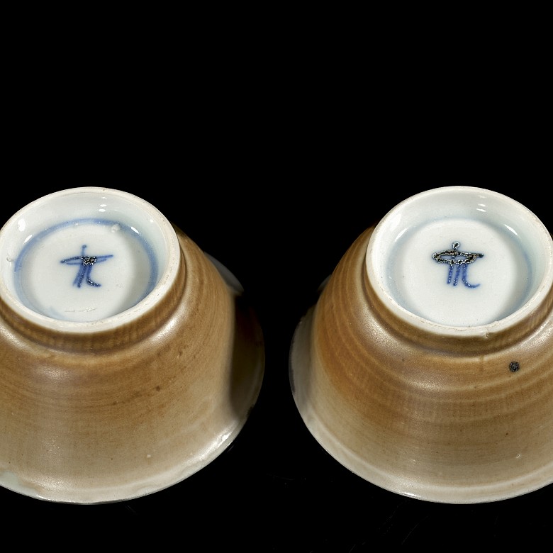 Pair of glazed porcelain bowls, with mark on the base