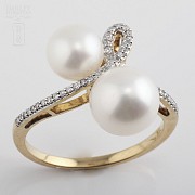 18 kt yellow gold ring, white pearls and diamonds