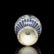 Blue and white glazed ceramic cup, with Xuande mark