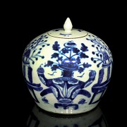 Blue and white tibor with lid, 20th century