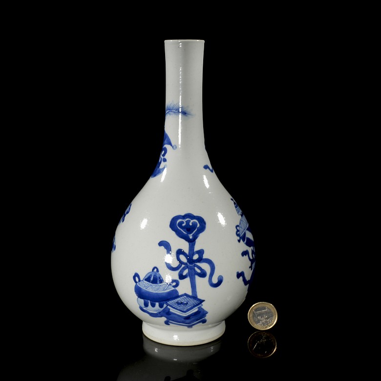 Blue-and-white glazed porcelain ‘Bogu Hua’ Dan Ping vase, Qing dynasty