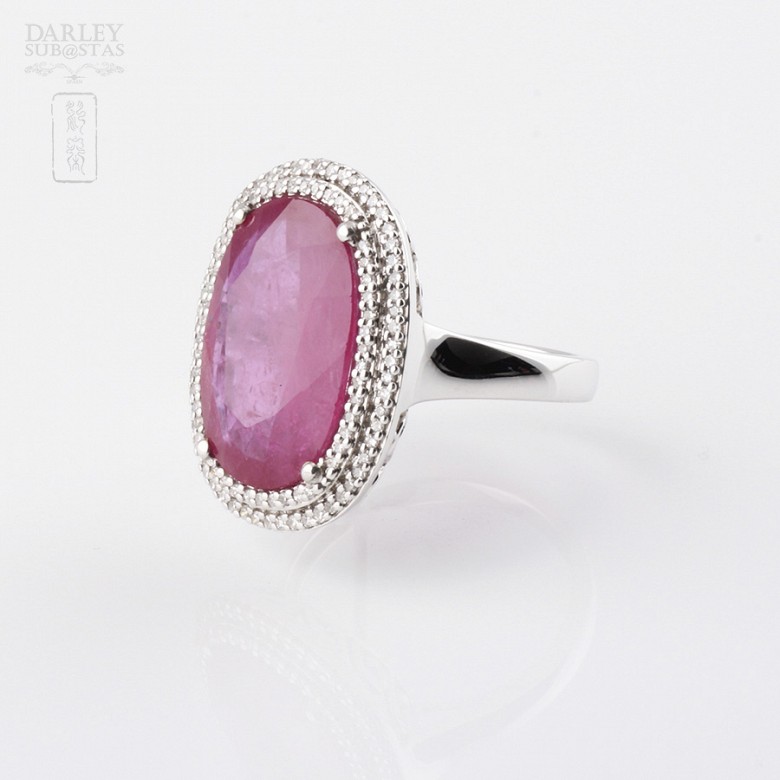 Ring with ruby ​​10.45cts and diamonds in 18K white gold.