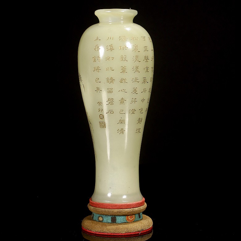 Small Hetian jade vase, Qing dynasty