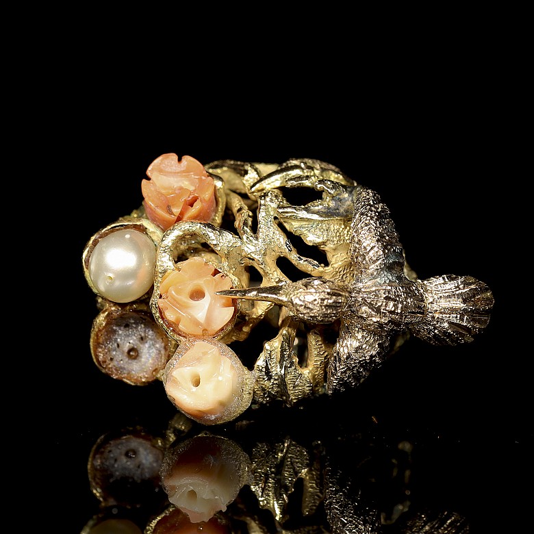 Anillo de oro, perlas y coral 